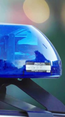Bir polis arabasının çatısında teşhirci dikey video
