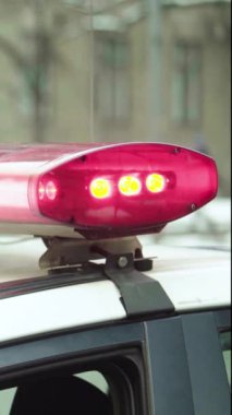 Bir polis arabasının çatısında teşhirci dikey video