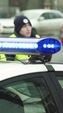 Bir polis arabasının çatısında teşhirci dikey video