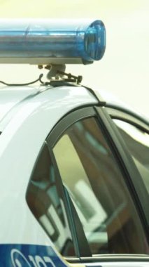 Bir polis arabasının çatısında teşhirci dikey video
