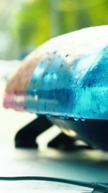 Bir polis arabasının çatısında teşhirci dikey video