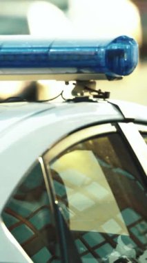 Bir polis arabasının çatısında teşhirci dikey video
