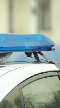 Bir polis arabasının çatısında teşhirci dikey video