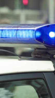 Bir polis arabasının çatısında teşhirci dikey video