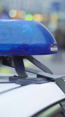 Bir polis arabasının çatısında teşhirci dikey video