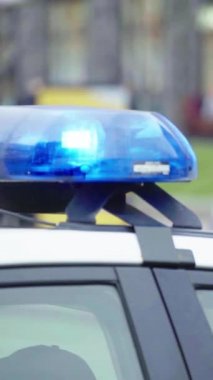 Bir polis arabasının çatısında teşhirci dikey video