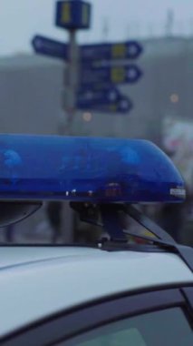 Gece bir polis arabasının çatısında teşhirci. Dikey video.