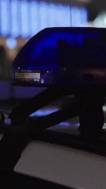 Gece bir polis arabasının çatısında teşhirci. Dikey video.