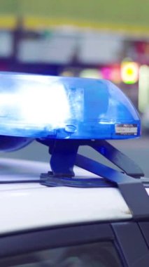 Gece bir polis arabasının çatısında teşhirci. Dikey video.