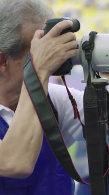 Stadyumdaki dikey videodaki fotoğrafçının işi.