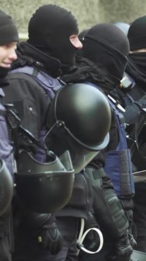Şehir caddesinde dikey görüntüde bir polis ekibi