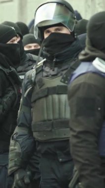 Şehir caddesinde dikey görüntüde bir polis ekibi