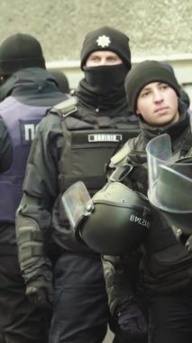 Şehir caddesinde dikey görüntüde bir polis ekibi