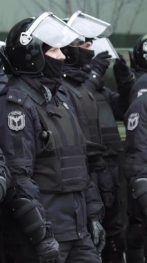 Şehir caddesinde dikey görüntüde bir polis ekibi