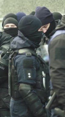 Şehir caddesinde dikey görüntüde bir polis ekibi