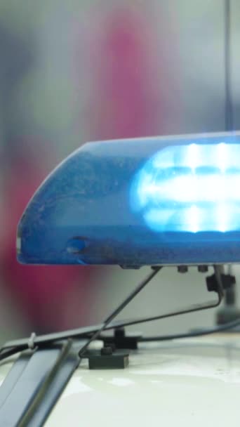 Villogó villogó villogó a tetőn egy rendőrautó Függőleges videó — Stock videók