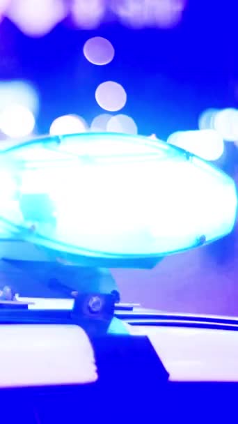 Blinklicht auf dem Dach eines Polizeiwagens in der Nacht — Stockvideo