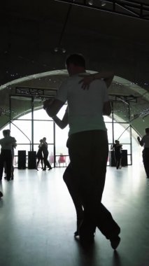İnsanlar tango yapar Dikey video