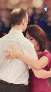 İnsanlar tango yapar Dikey video