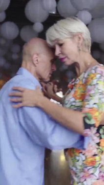 İnsanlar tango yapar Dikey video