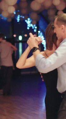 İnsanlar tango yapar Dikey video