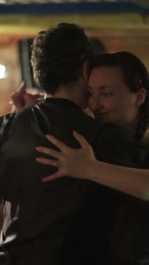 İnsanlar tango yapar Dikey video