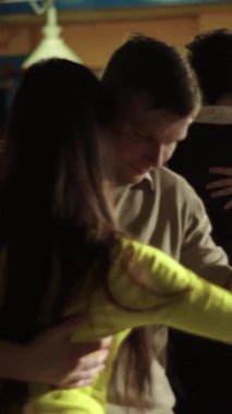 İnsanlar tango yapar Dikey video