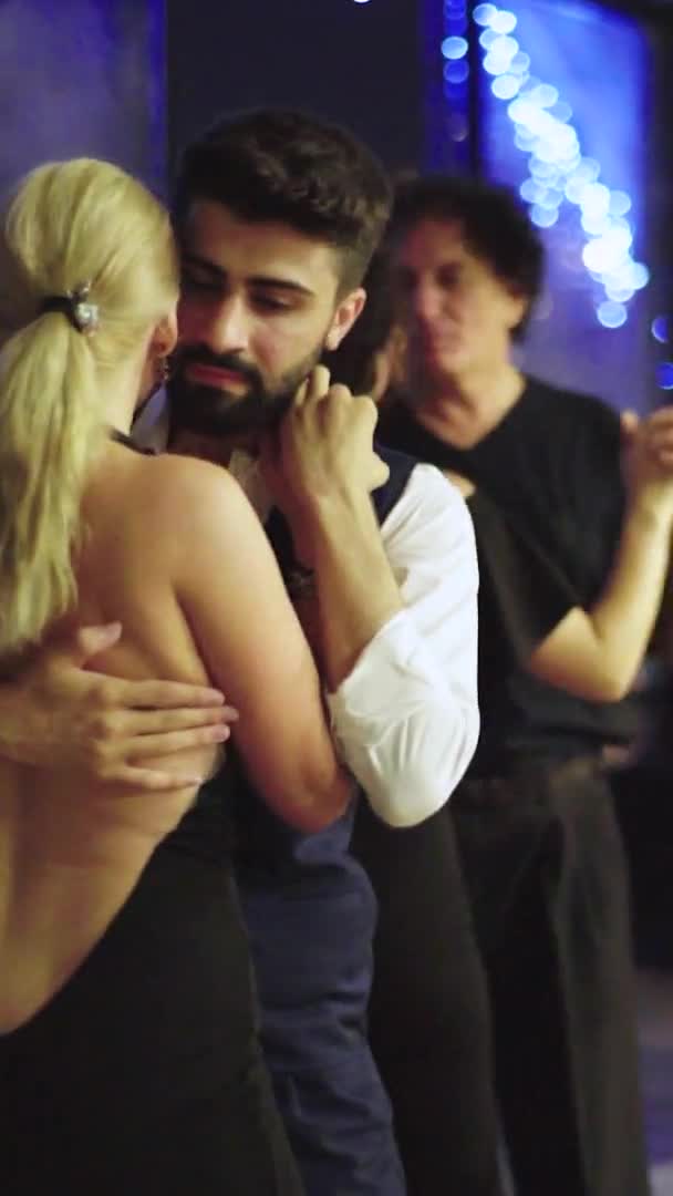 Táncosok tangóznak Függőleges videó — Stock videók