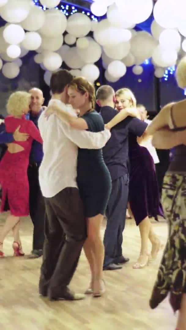 Tancerze tańczą tango Vertical video — Wideo stockowe