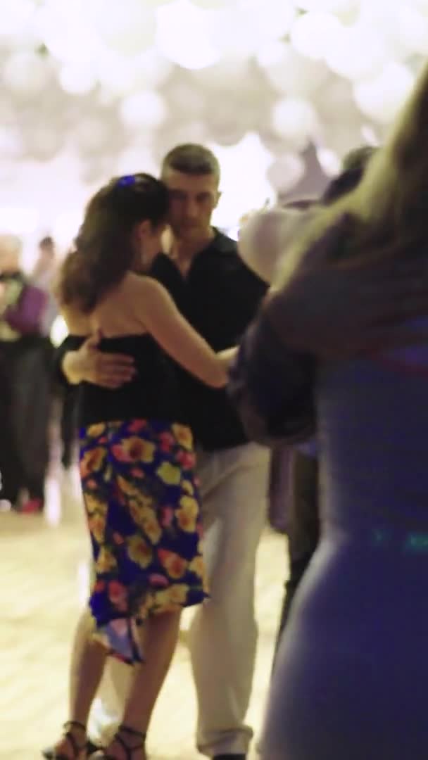 Mensen dansers dansen tango Verticale video — Stockvideo