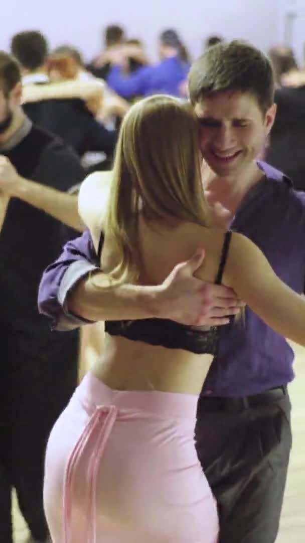 댄서들 이 탱고 수직 댄스를 추는 모습 — 비디오
