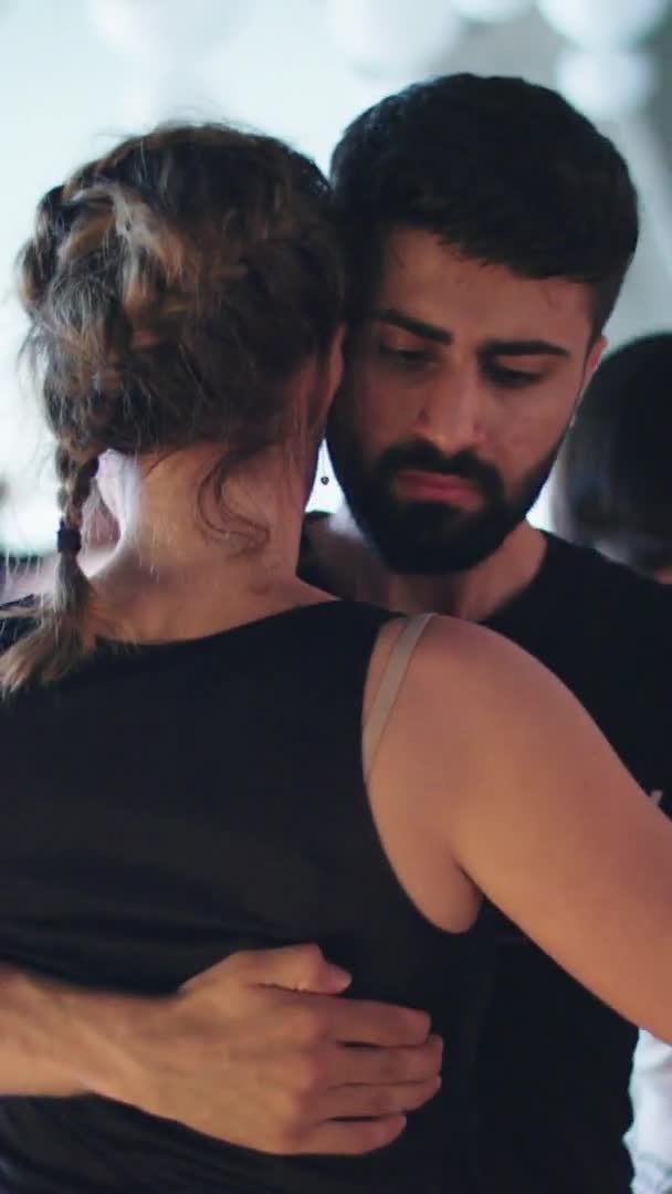 Pessoas dançarinas dança tango Vídeo vertical — Vídeo de Stock