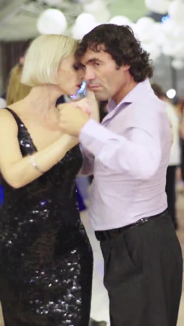 Folk dansar tango Vertikal video — Stockvideo