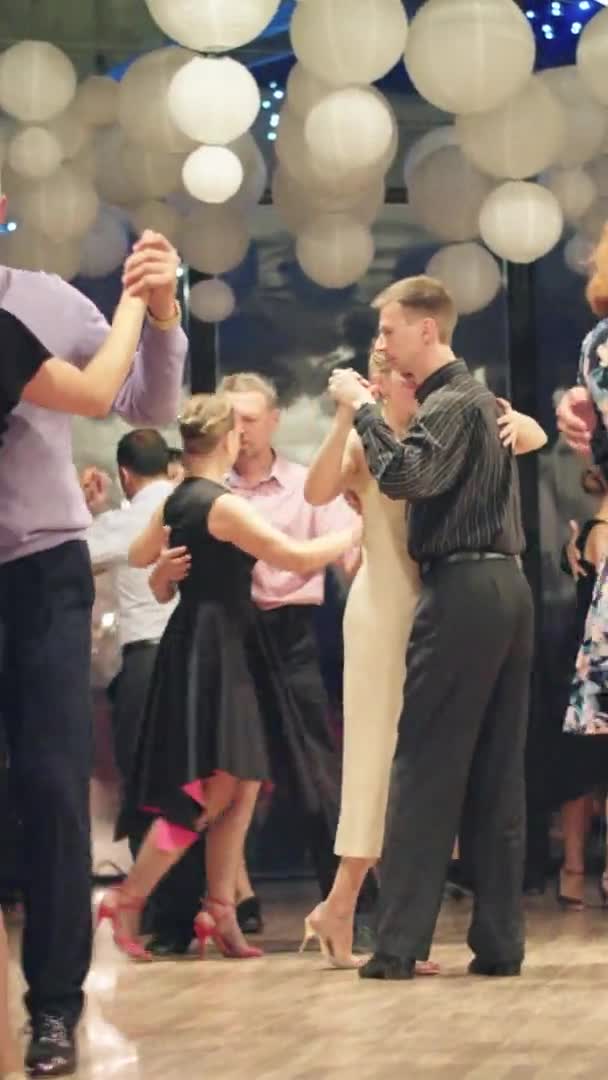 Mensen dansers dansen tango Verticale video — Stockvideo