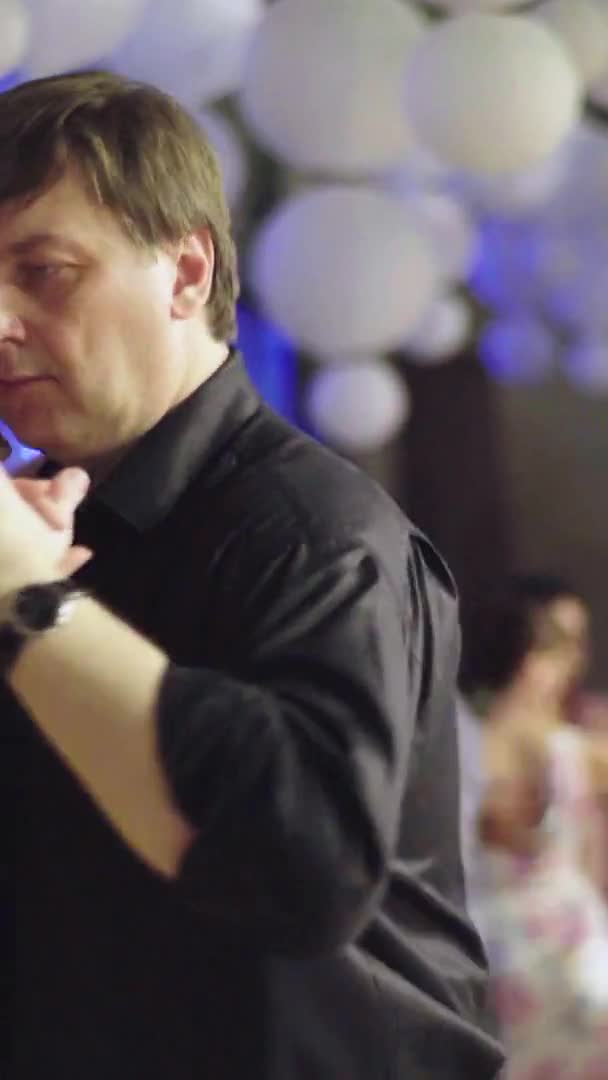 Táncosok tangóznak Függőleges videó — Stock videók