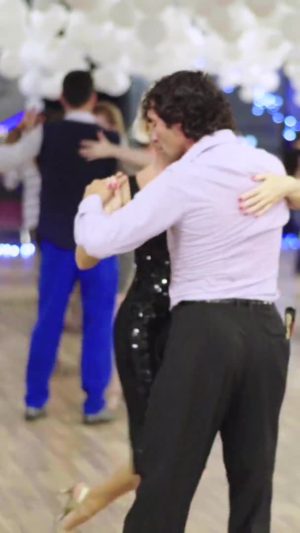 Люди танцоры танго Вертикальное видео — стоковое видео