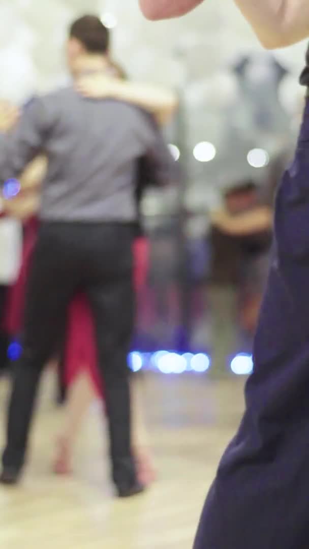 Bailarines bailan tango Vídeo vertical — Vídeos de Stock
