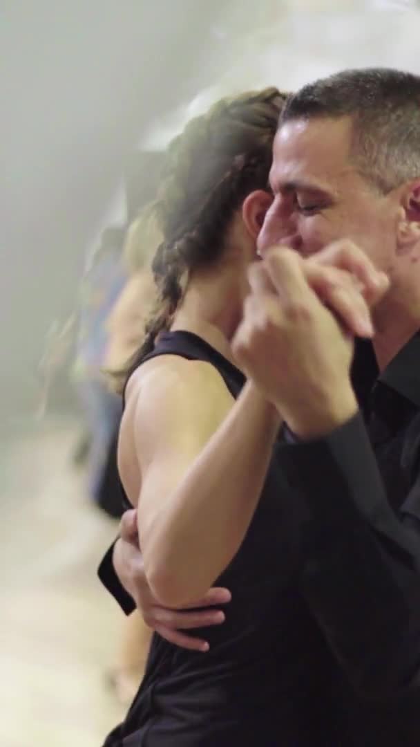 Lidé tančí tango Vertikální video — Stock video