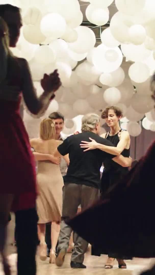 Tancerze tańczą tango Vertical video — Wideo stockowe