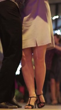 İnsanlar tango yapar Dikey video