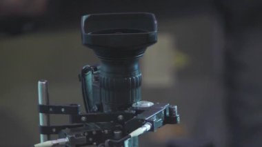 Bir TV stüdyosunda canlı yayın sırasında dikey video kaydı.