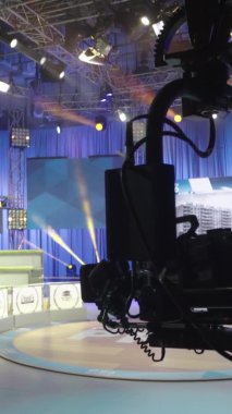 Bir TV stüdyosunda canlı yayın sırasında dikey video kaydı.