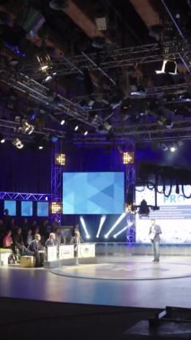 Bir TV stüdyosunda canlı yayın sırasında dikey video kaydı.