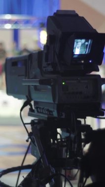 Bir TV stüdyosunda canlı yayın sırasında dikey video kaydı.