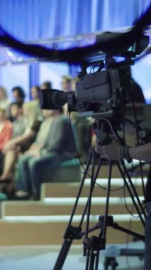 Bir TV stüdyosunda canlı yayın sırasında dikey video kaydı.