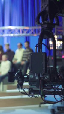 Bir TV stüdyosunda canlı yayın sırasında dikey video kaydı.