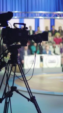 Bir TV stüdyosunda canlı yayın sırasında dikey video kaydı.