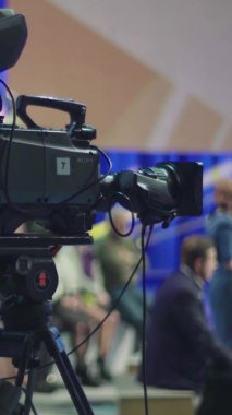 Bir TV stüdyosunda canlı yayın sırasında dikey video kaydı.