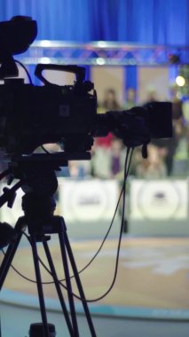 Bir TV stüdyosunda canlı yayın sırasında dikey video kaydı.