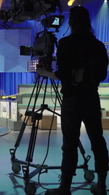 Bir TV stüdyosunda canlı yayın sırasında dikey video kaydı.